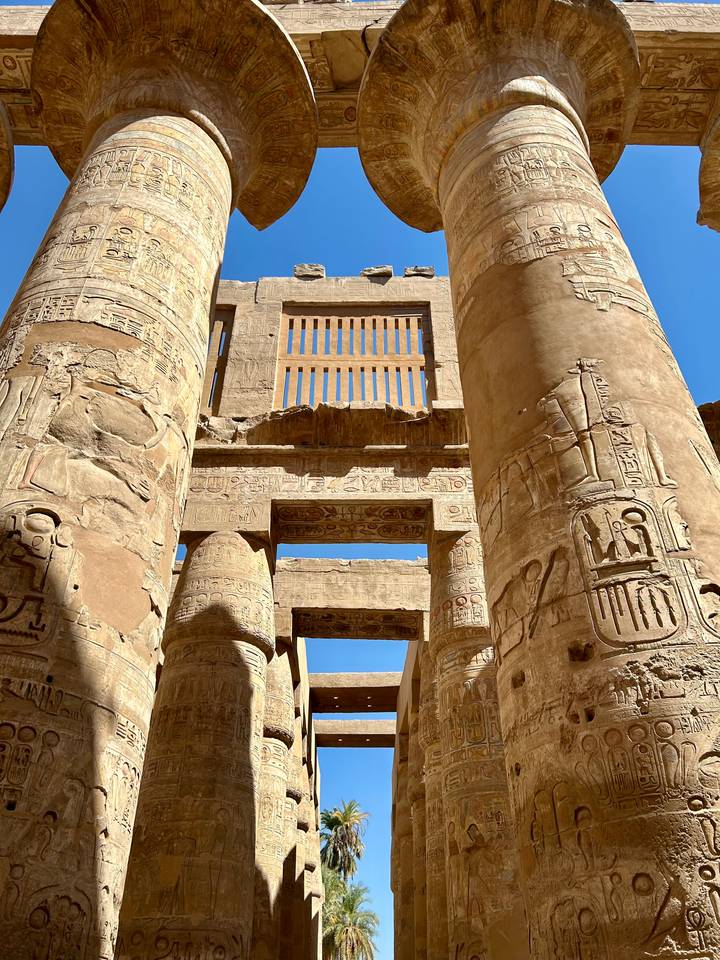 Colonnes avec hiéroglyphes et architecture de temple en Égypte.