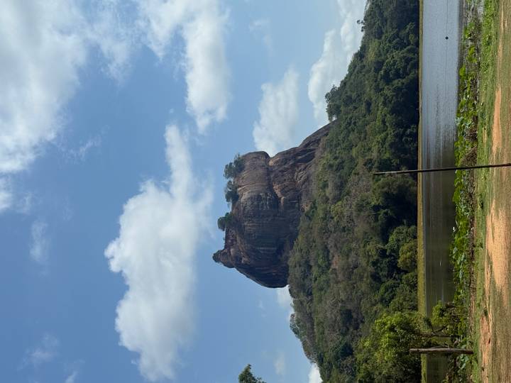 Forteresse rocheuse de Sigiriya dans un paysage forestier luxuriant.