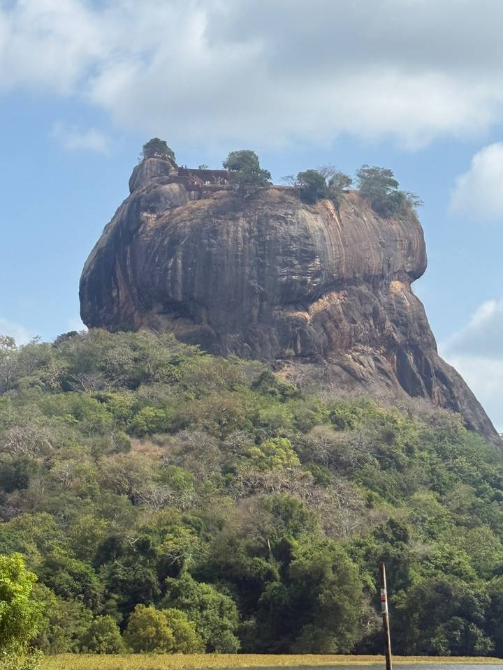 Vue rapprochée du rocher de Sigiriya.