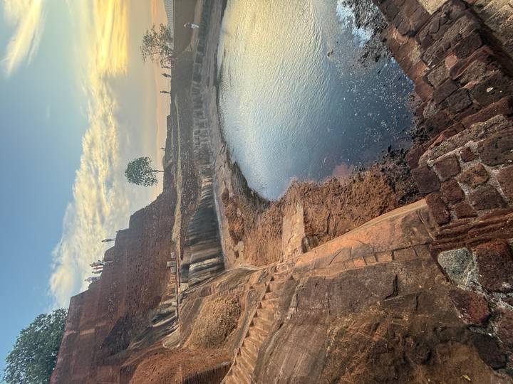 Vue panoramique depuis les ruines de Sigiriya au coucher du soleil.