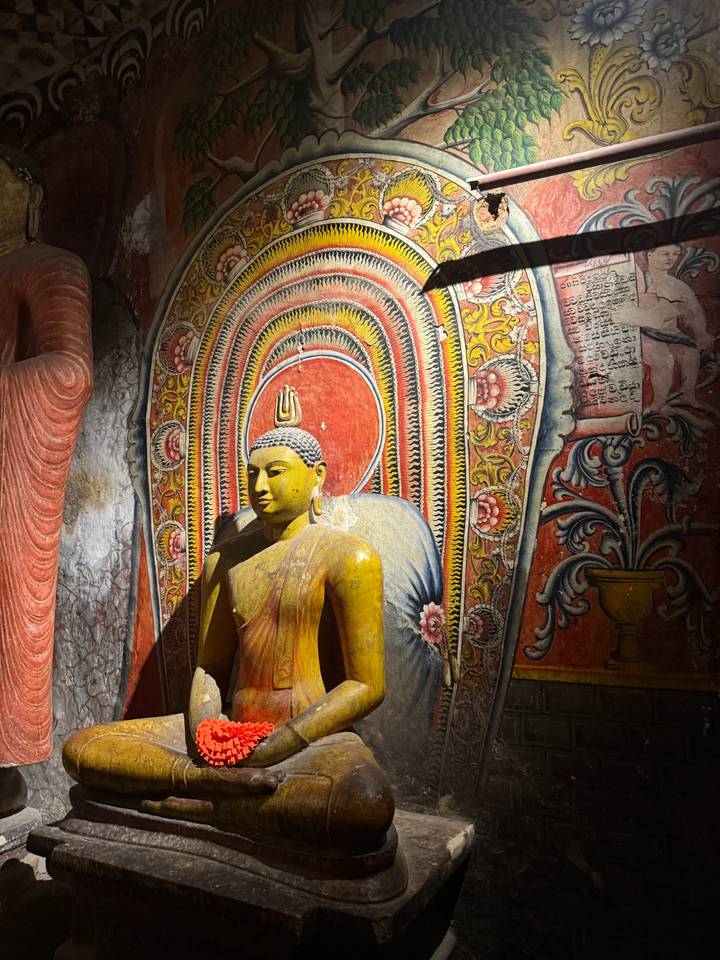 Statue de Bouddha colorée à l'intérieur d'un temple décoré.