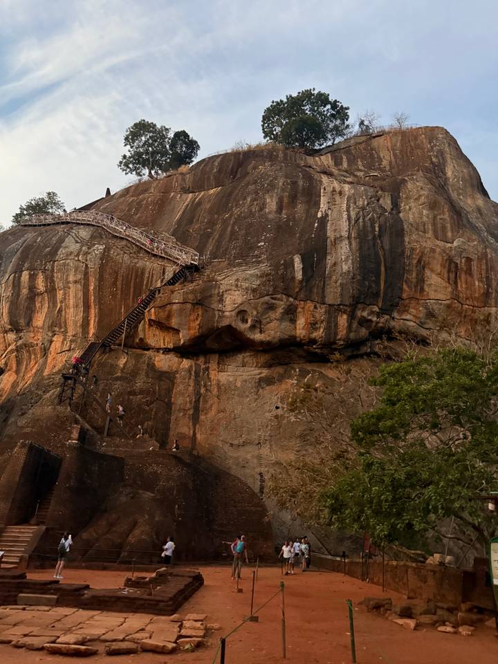 Forteresse rocheuse de Sigiriya avec escalier ancien et personnes.
