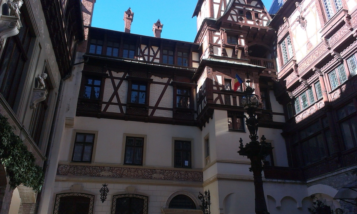 Ancien bâtiment européen aux détails architecturaux complexes.