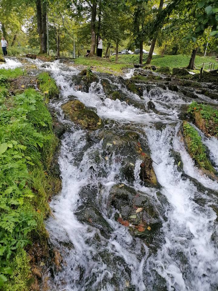 Una vista de cerca de una cascada que fluye.