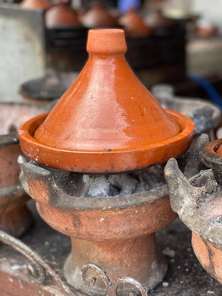 Cuisson traditionnelle marocaine au tajine sur braises.