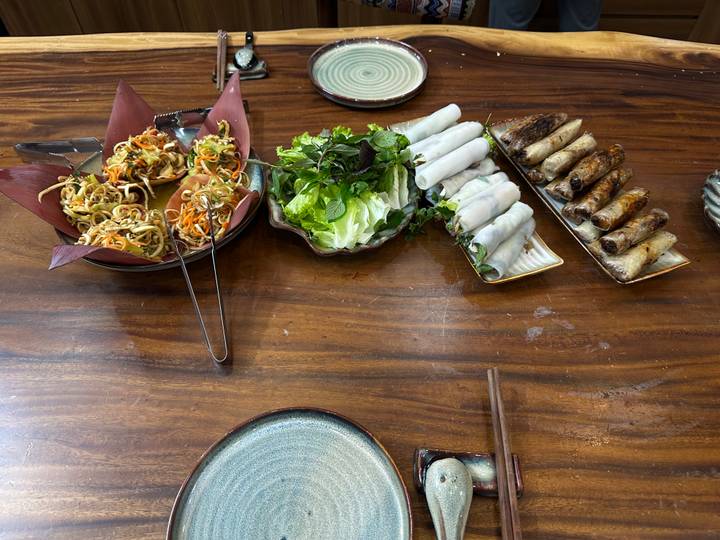 Des plats vietnamiens disposés sur une table en bois.