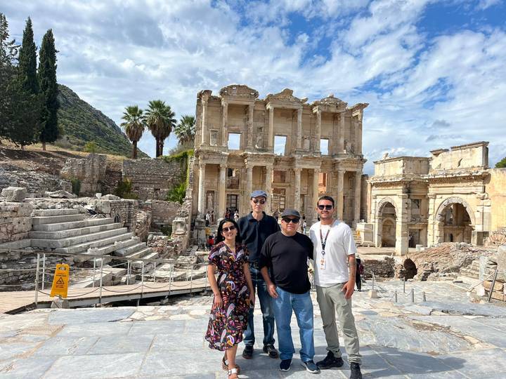 Groupe de personnes posant devant les ruines de la bibliothèque de Celse.