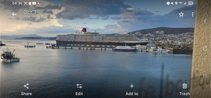 Vue du port avec des navires de croisière sous un ciel nuageux.