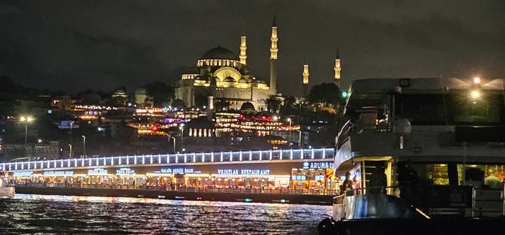Mosquée d'Istanbul et front de mer illuminés la nuit.