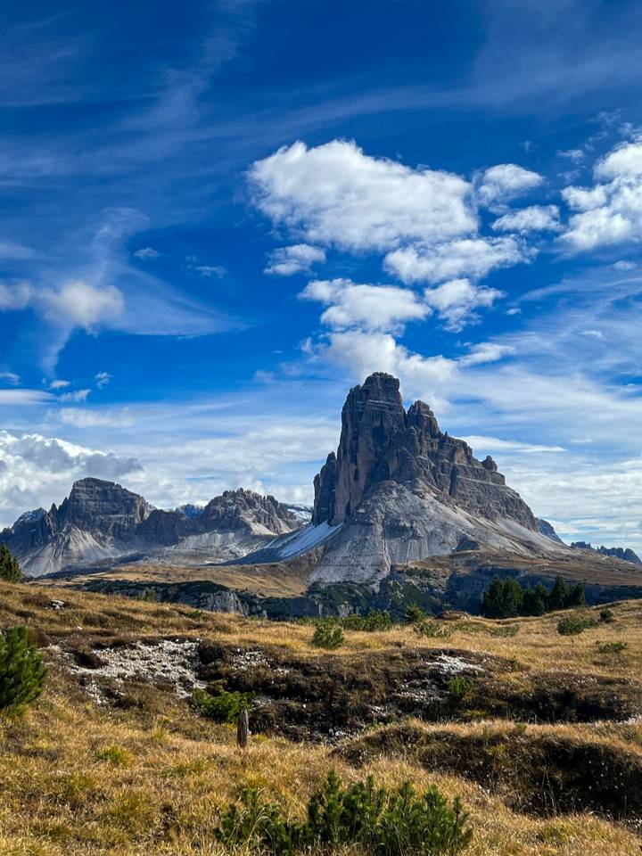 Majestueuses cimes montagneuses sous un ciel bleu.