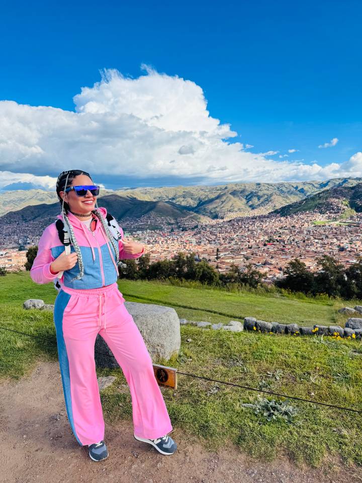 Personne surplombant une ville avec les montagnes des Andes.