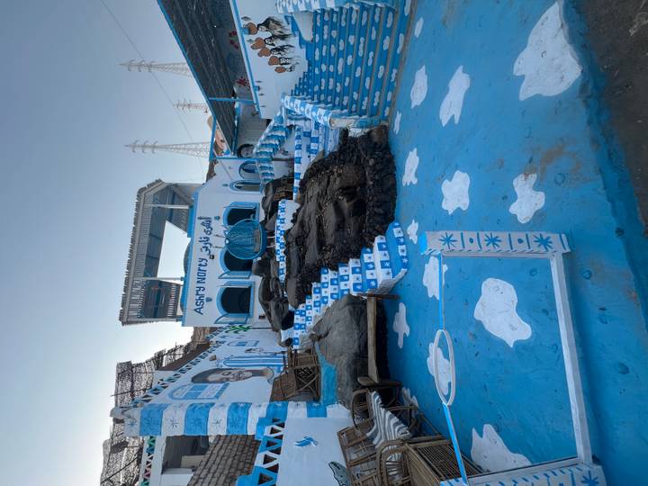 Village nubien coloré avec décoration bleue.