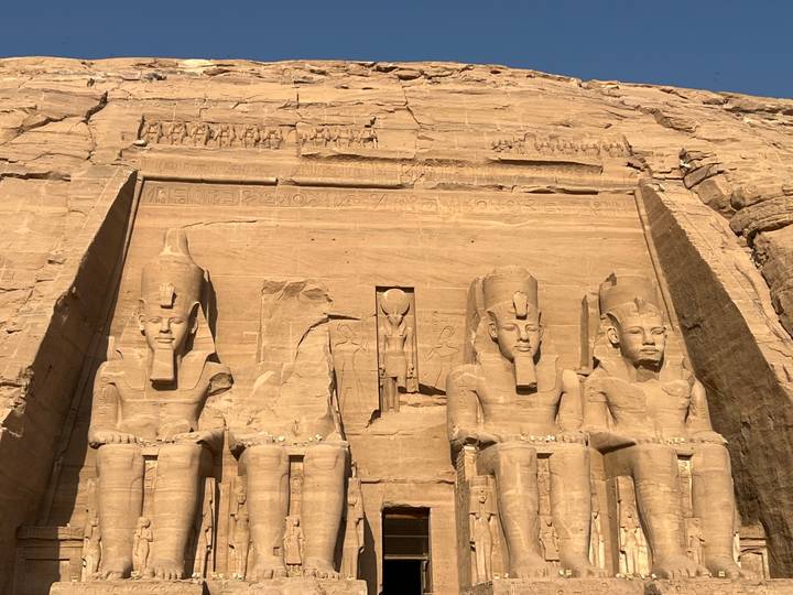 Statues en pierre sculptée dans un temple égyptien antique.