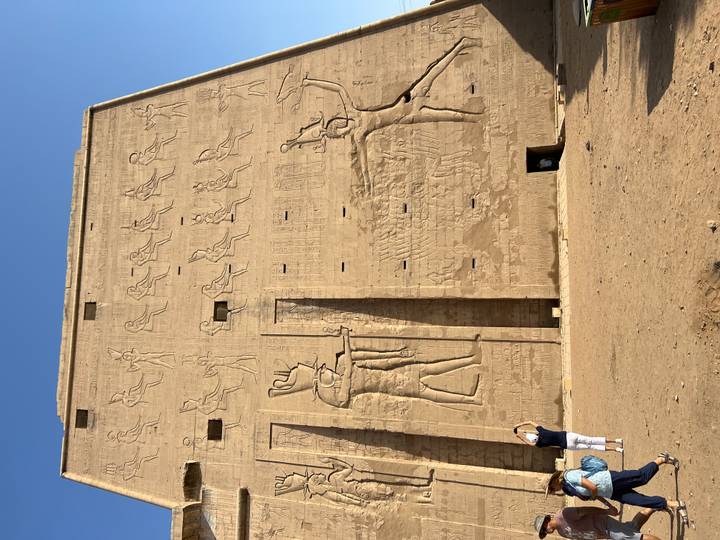 Relief en pierre et sculptures sur la façade d'un grand temple.