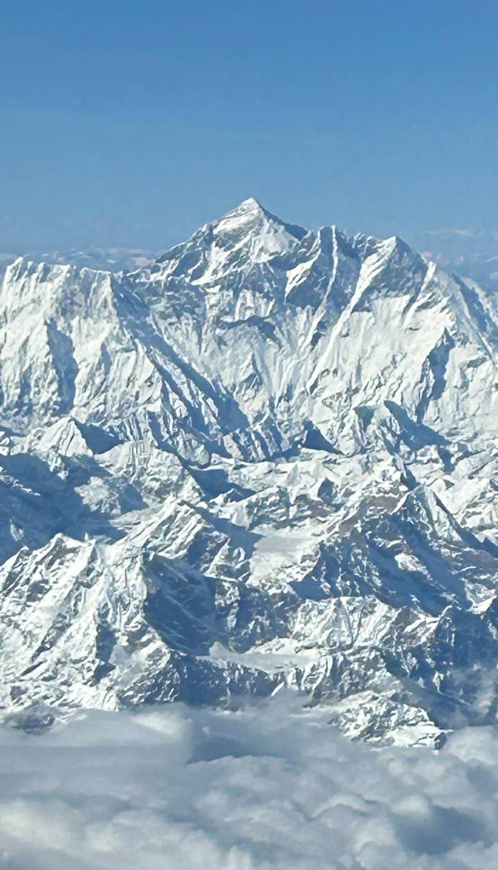 Sommets de montagnes enneigés dans une vue panoramique.