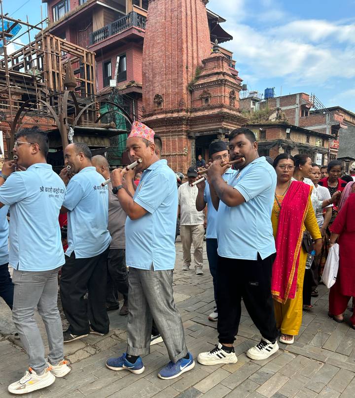 Un groupe de rue se produisant avec des musiciens et une foule.