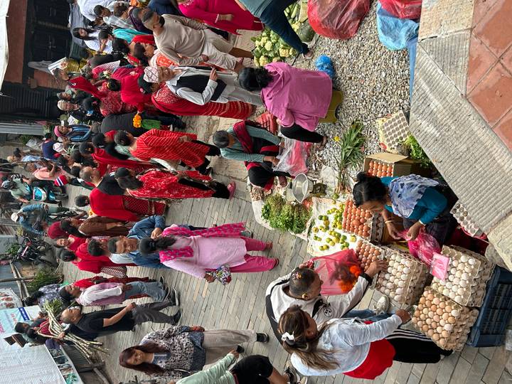 Un marché animé avec des vendeurs qui vendent des produits frais et des œufs.