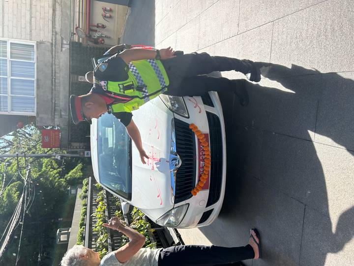 Un agent de police pointant vers une voiture décorée.