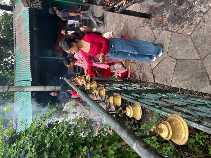 Personnes sonnant des cloches dans un sanctuaire religieux avec de la fumée d'encens.