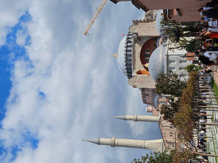Sainte-Sophie avec des gens autour sous un ciel nuageux.