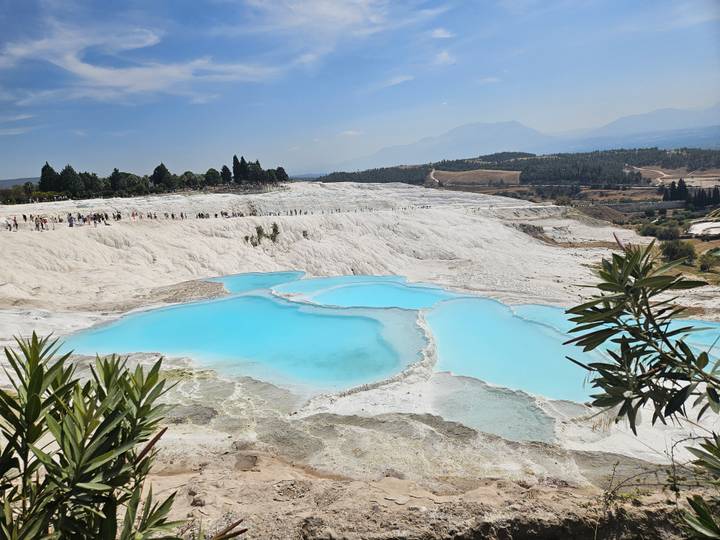 Terrasses de travertin de Pamukkale avec bassins bleus.