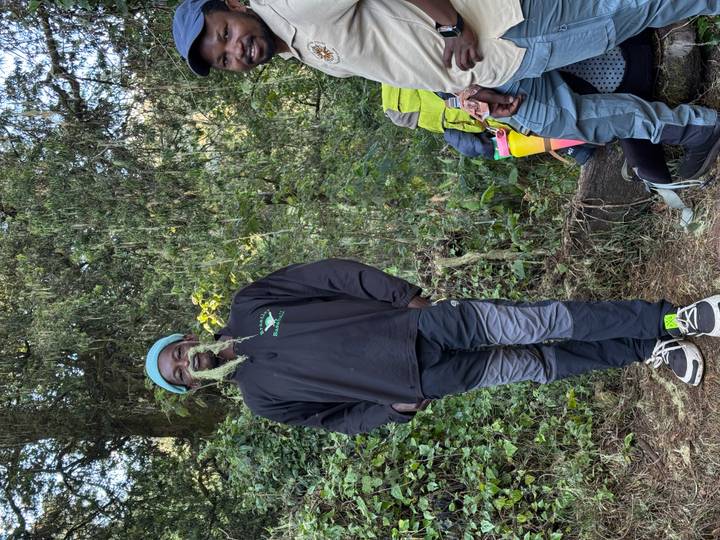 Personne avec une expression comique dans une zone forestière.