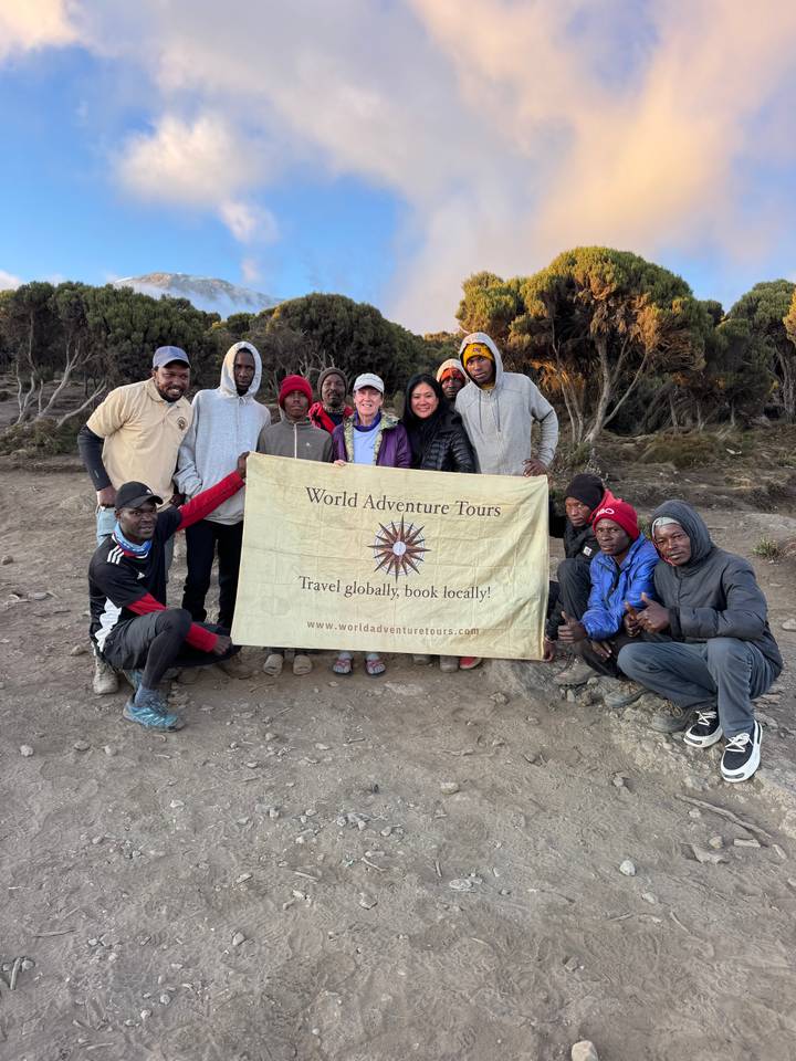Groupe avec une banderole, posé dans la nature.
