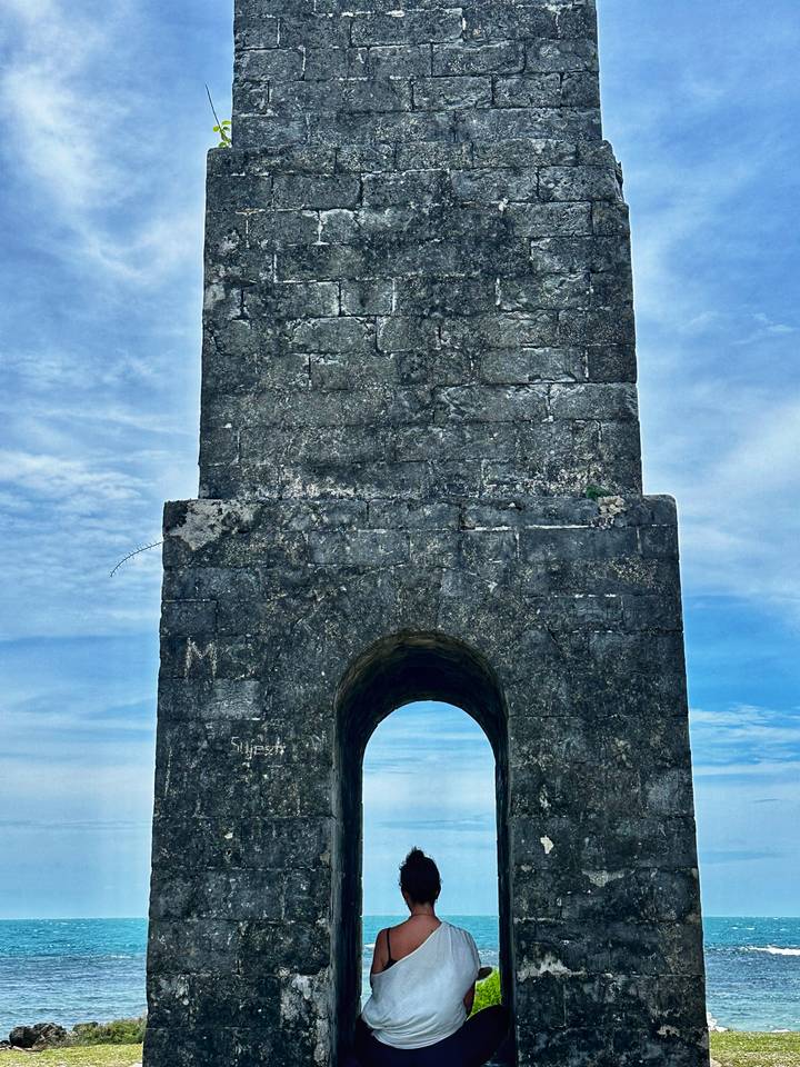Ancienne structure en pierre avec une arche.