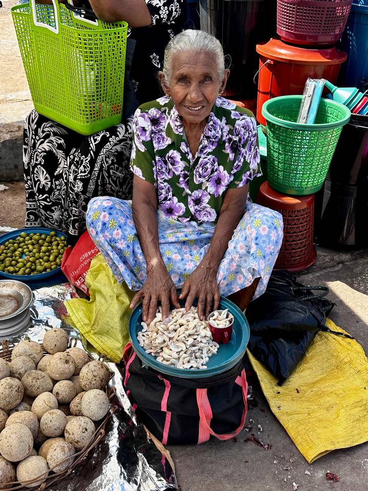 Personne vendant des marchandises dans un environnement de marché.