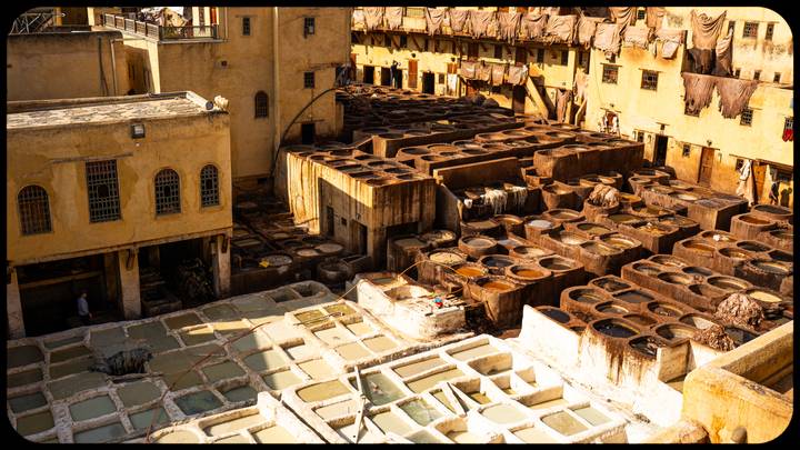 Overzicht van een traditionele leerlooierij met stenen kuipen.
