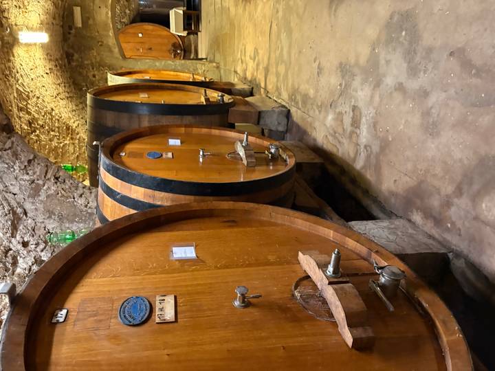 "Grandes barriques en bois dans une cave."
Alternative translation: "Grands tonneaux de vin en bois dans une cave."
(Both translations are correct - "barriques" specifically refers to wine barrels, while "tonneaux" is the more general term for barrels)