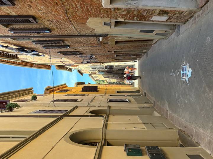 Une rue étroite bordée de bâtiments historiques.