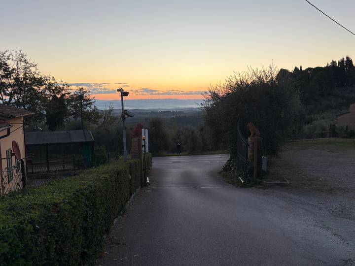 Une route menant vers le coucher de soleil avec des vues panoramiques.