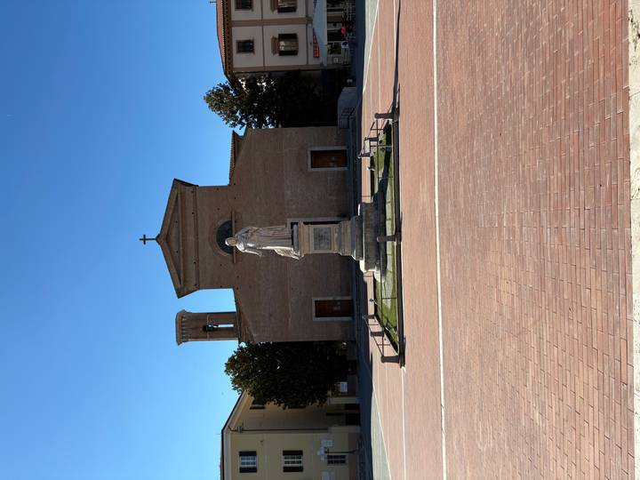 Une statue devant un bâtiment d'église.