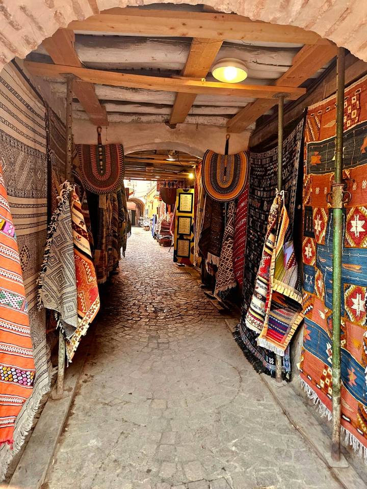 Tapis colorés dans une ruelle de marché ancien