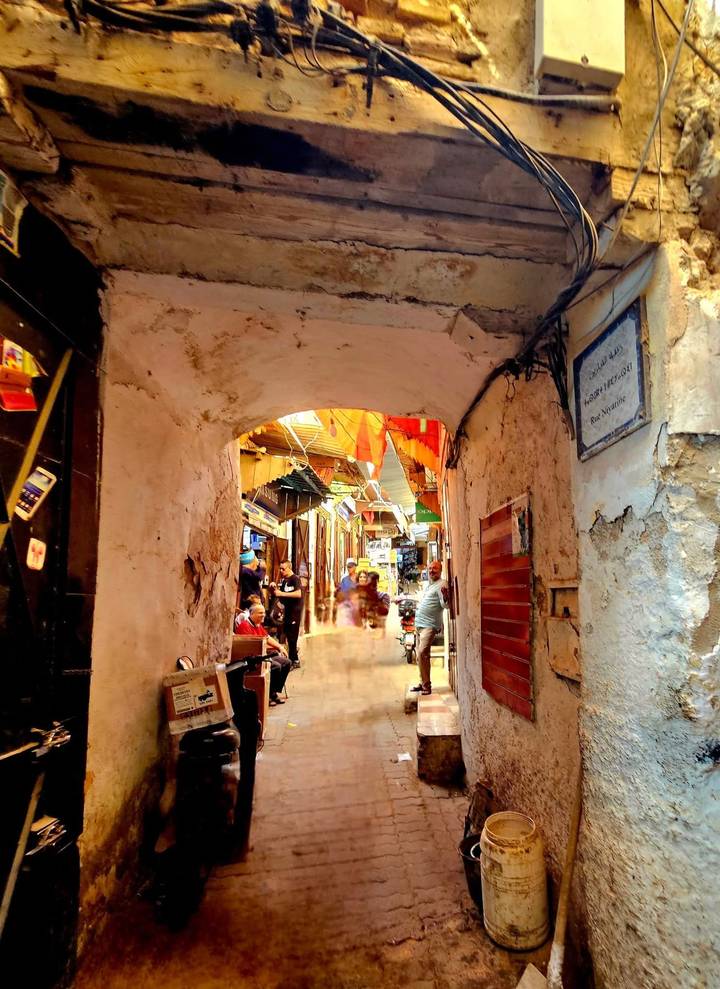 Ruelle de marché animée avec des drapeaux suspendus