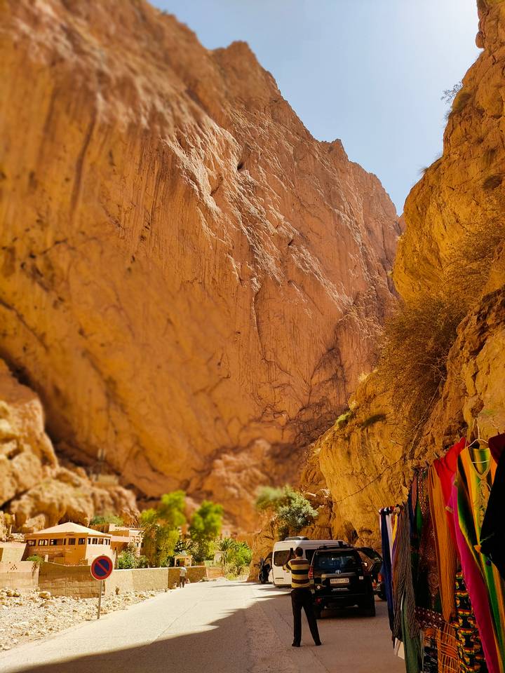 Vue floue d'une gorge avec de hautes falaises.