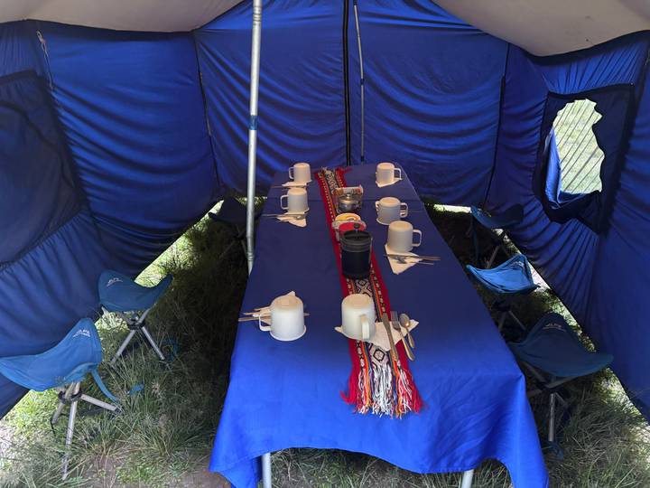 Inneres eines Campingzelts mit einer Essecke.