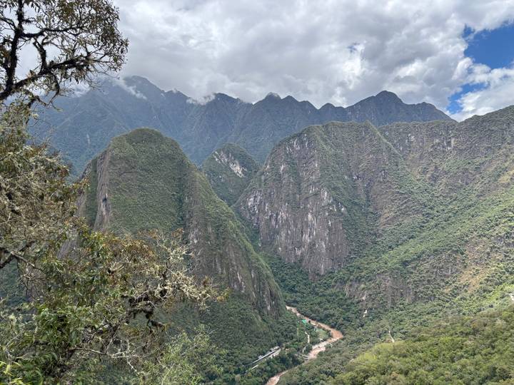 Majestätische Berge von einem hohen Aussichtspunkt aus betrachtet.