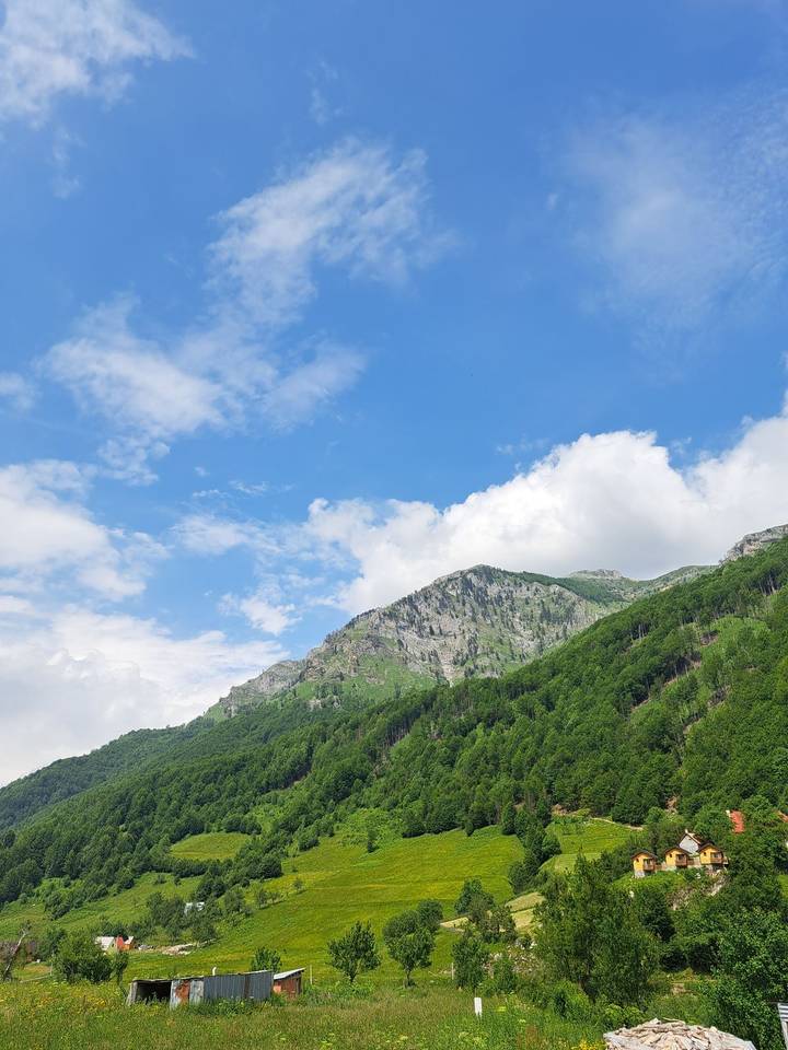 Paysage montagneux avec un ciel partiellement nuageux.