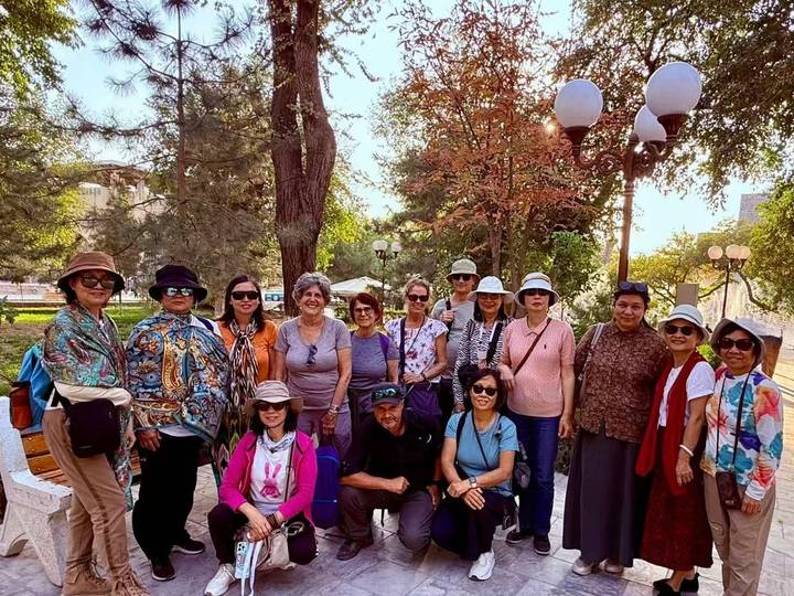 Grupo de personas posando en un entorno parecido a un parque.