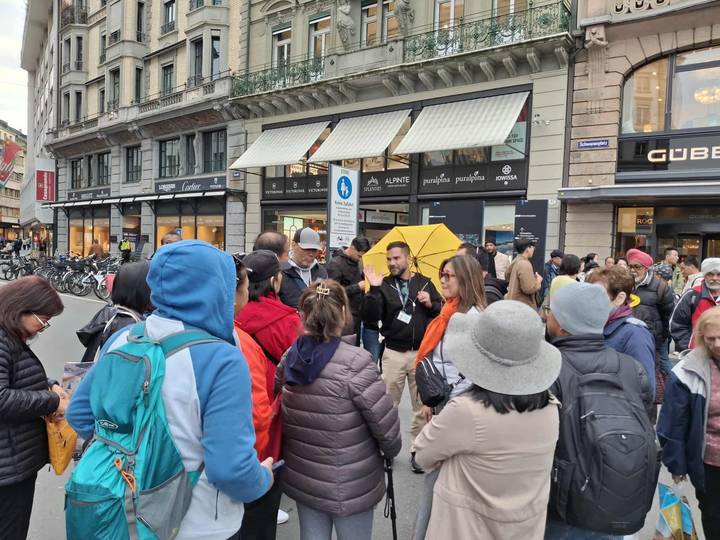 Des touristes dans une rue animée d'une ville européenne.