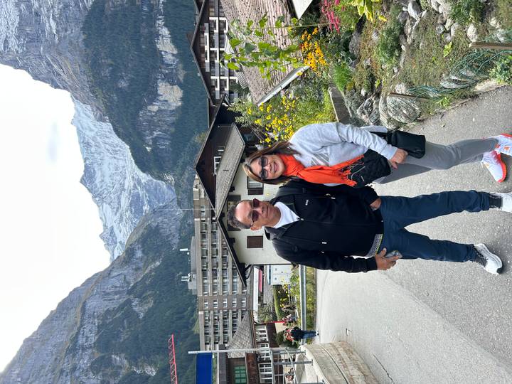 Couple dans un village de montagne pittoresque.