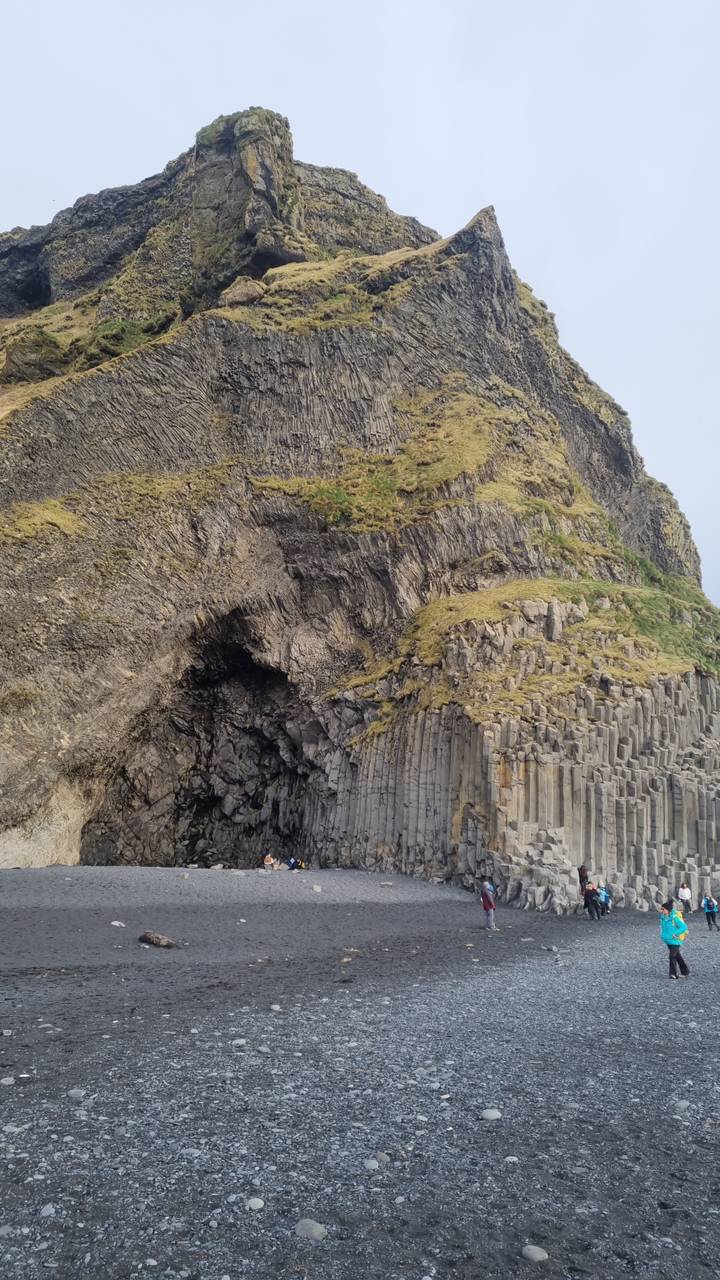Colonnes de basalte avec de la mousse sur une falaise.