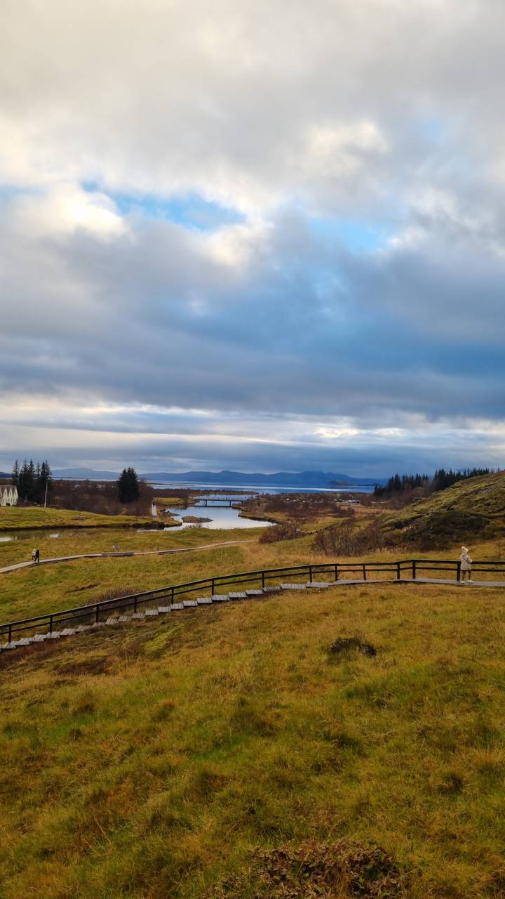 Vallée pittoresque avec une rivière et des collines.
