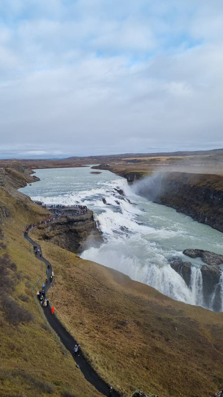 Grande cascade avec des gens sur la plateforme d'observation.