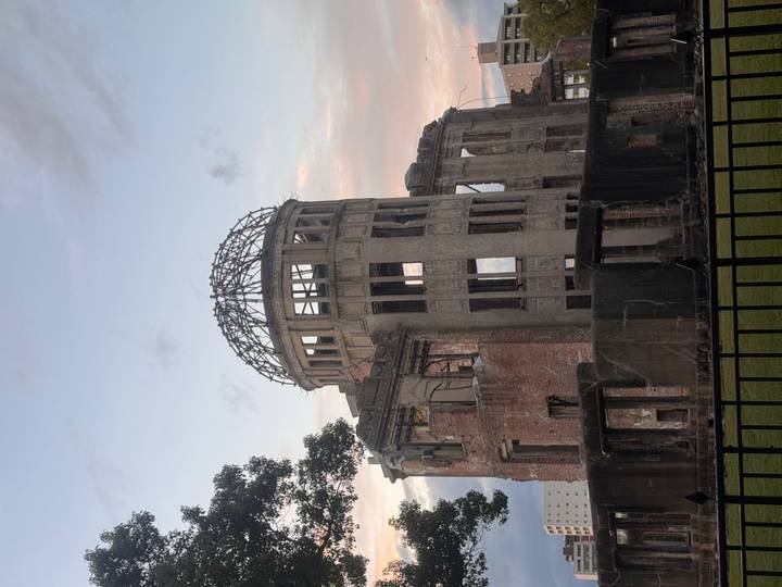 Memorial de la Paz de Hiroshima con un cielo despejado de fondo.