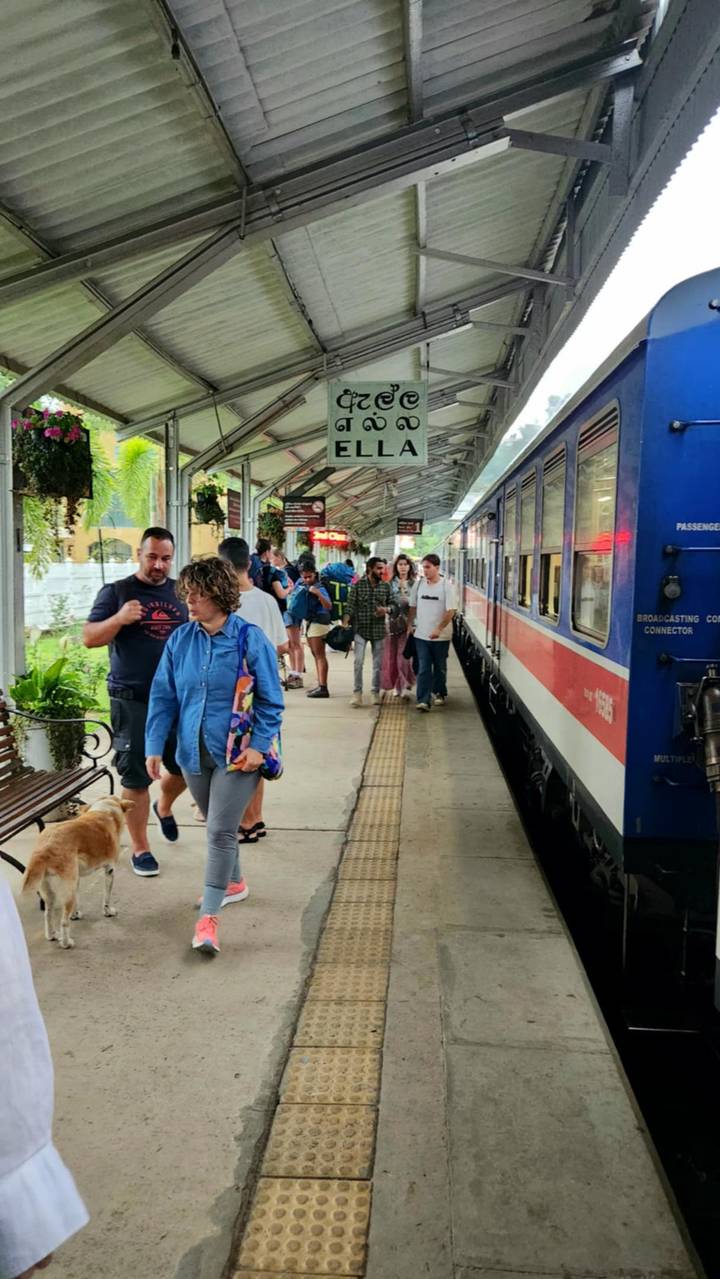 Gare avec des gens qui marchent près du train.