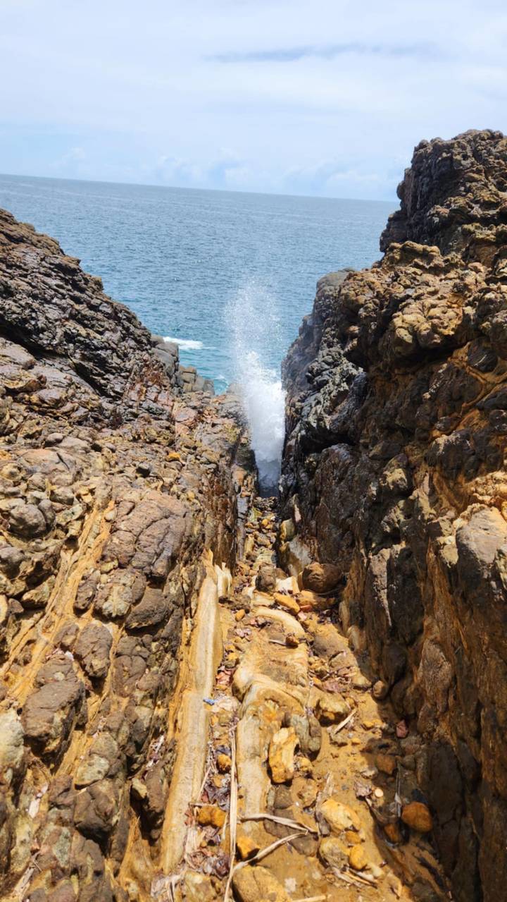L'eau qui éclabousse entre les falaises rocheuses au bord de la mer.