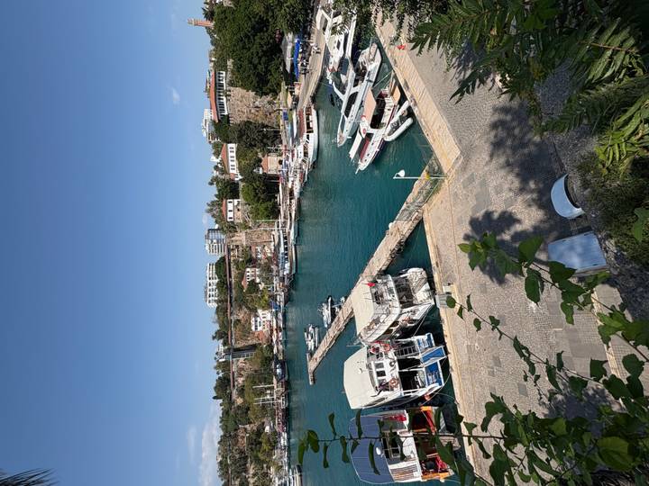 Vue d'un port animé avec des bateaux amarrés à la marina.